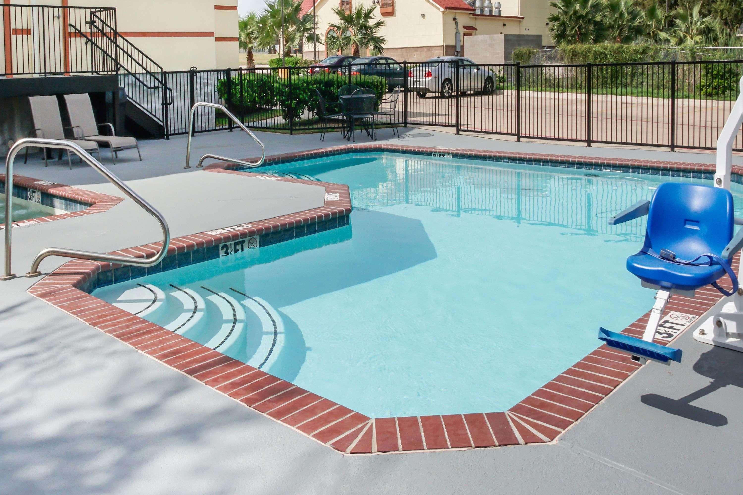 Super 8 By Wyndham Brenham Tx Hotel Exterior photo