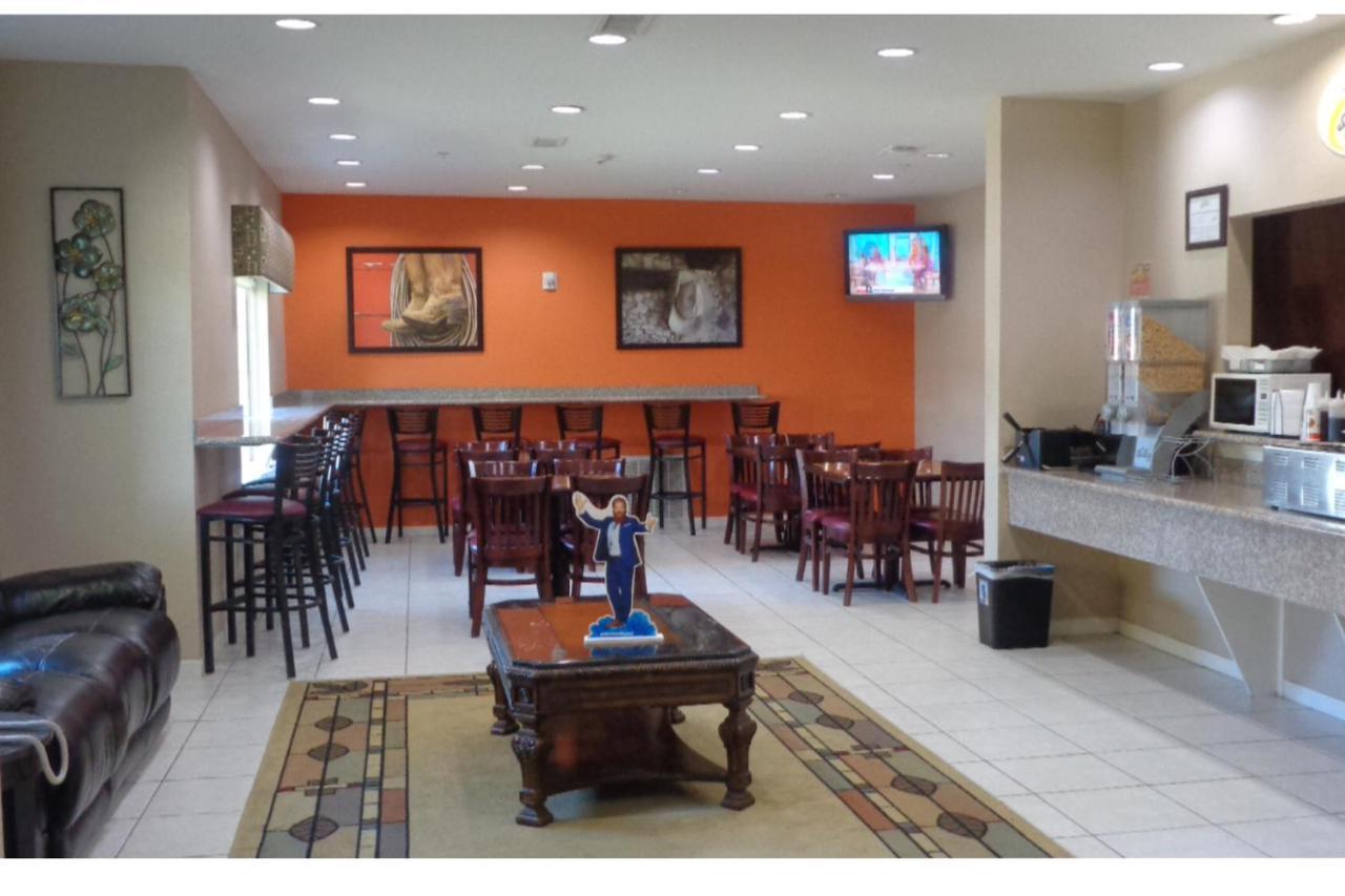 Super 8 By Wyndham Brenham Tx Hotel Exterior photo